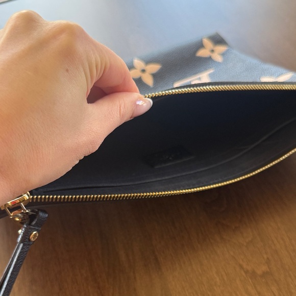 Louis Vuitton Black and Cream Monogram Clutch - Picture 4 of 4